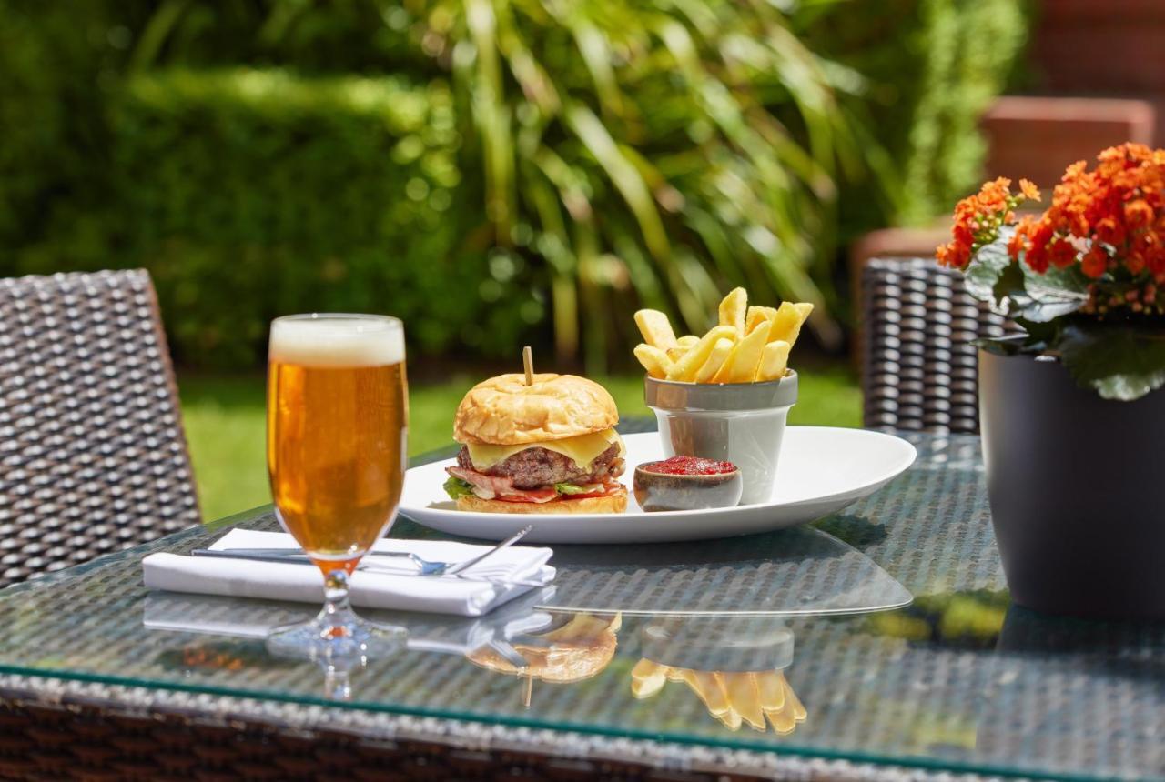 Hyatt Hotel Canberra - A Park Hyatt Hotel Exteriör bild A burger and chips served with a beer